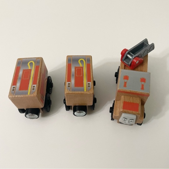 Thomas & Friends Wooden Flynn and Flynns Tender Train - Picture 14 of 16